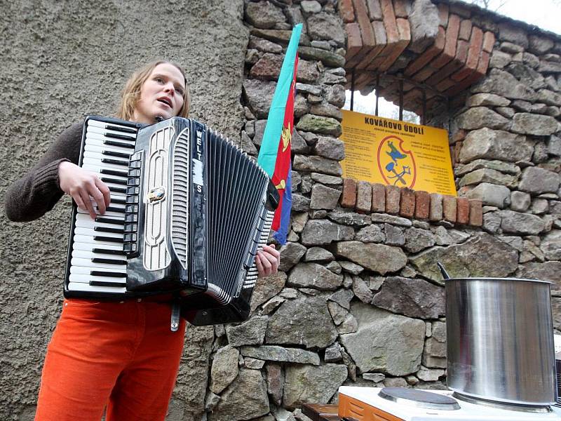 Prohlídka starého mlýna i s průvodcem a ukázky kování, to vše za doprovodu harmoniky. Tak tyto zážitky ve středu čekaly na návštěvníky dne otevřených dveří bývalé kovárny a mlýna na cyklostezce z brněnských Obřan do Bílovic nad Svitavou.