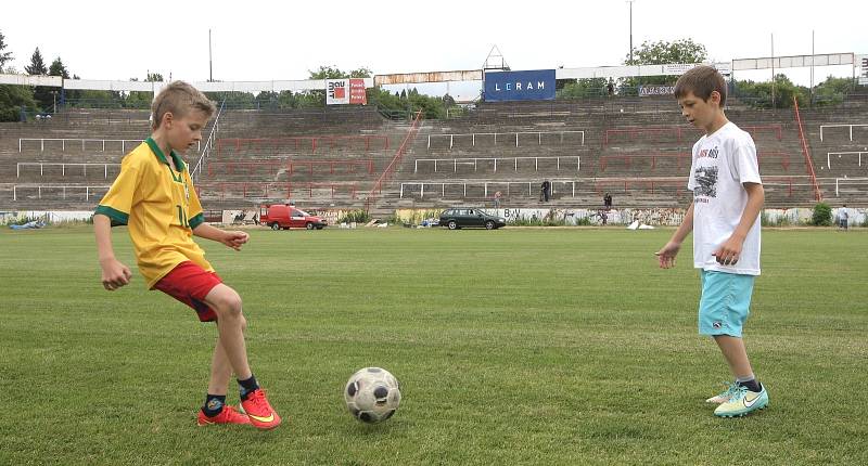 Naposledy se hromadně sešli, aby opravili fotbalový stadion za Lužánkami. Příští sobotu se už dobrovolníci z řad fanoušků neodeberou na legendární místo s pracovními nástroji, místo toho si s sebou vezmou fanouškovské propriety.