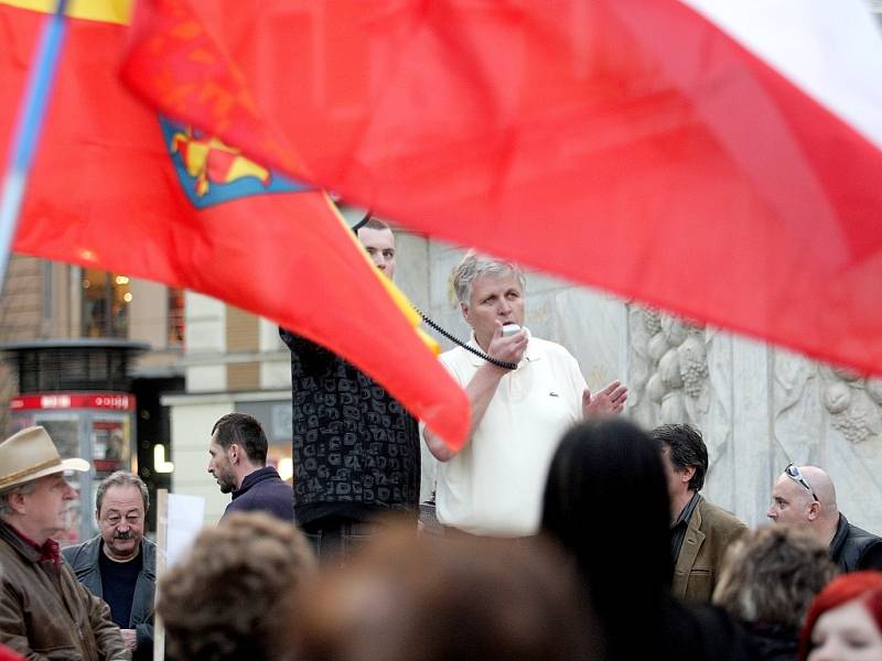 Asi dvě stovky lidí protestovaly na náměstí Svobody v Brně proti vládě a prezidentovi. Na pódiu řečníci vyjmenovávali nedostatky vedení státu a žádali demisi ministrů.