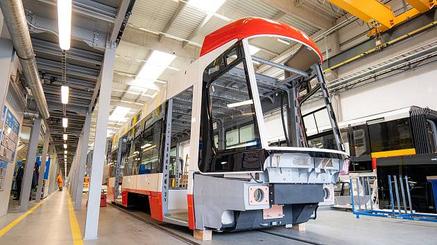 Na první tramvaji Škoda 45T, která bude jezdit po nové trati k univerzitnímu kampusu, začala finální montáž.