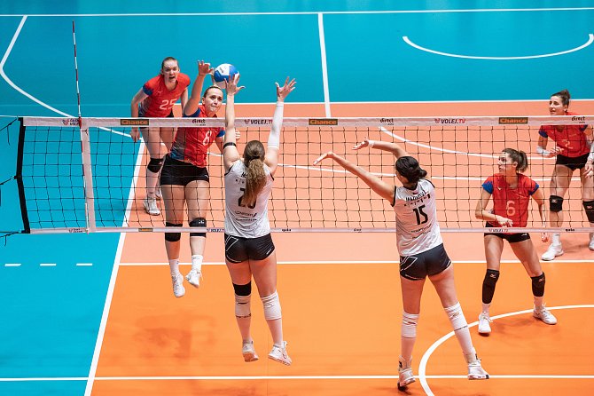 Volejbalistky brněnských Šelem (v bílém) na úvod semifinále doma zdolaly Olymp 3:1 na sety.