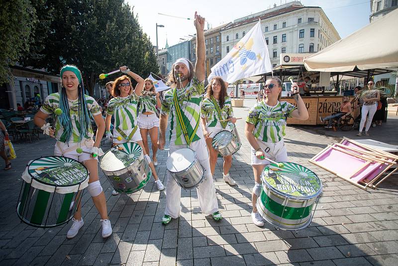 Průvod s bubeníky zahájil v Brně devátý ročník Evropských her handicapované mládeže Emil Open.