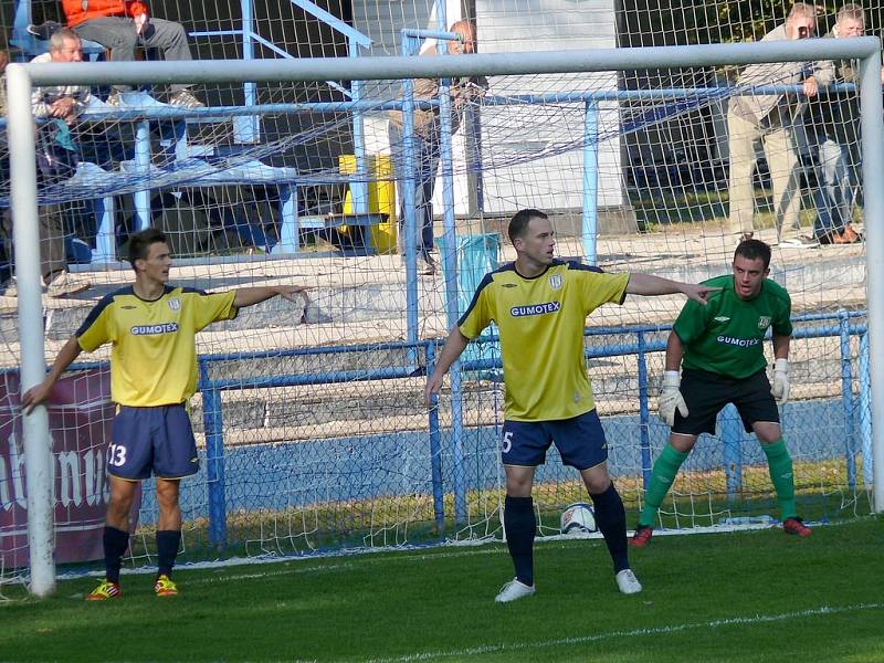 Břeclavští fotbalisté (ve žlutém) si pohráli s nováčkem z Orlové.