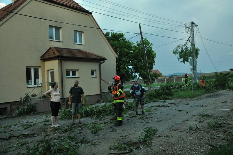 Škody po úterní vichřici ve Vlasaticích na Brněnsku.