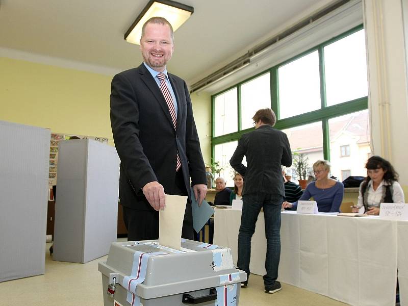 Mezi prvními odvolili hejtman Jihomoravského kraje Michal Hašek a lídr jihomoravské kandidátky ODS Petr Fiala.