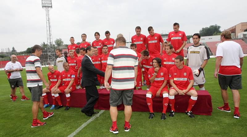 Fotbalisté brněnské Zbrojovky po návratu do nejvyšší soutěže navléknou kompletně červené barvy. V podobných dresech slavili jejich předchůdci mistrovský titul v roce 1978.