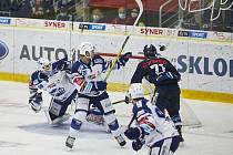 Hokejová Kometa Brno (v bílých dresech) uspěla na ledě Liberce 3:2 po samostatných nájezdech.