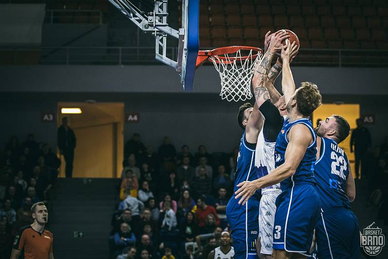 Brněnští basketbalisté (v bílém) zdolali Kolín o patnáct bodů a zakončili tak základní část NBL výhrou.