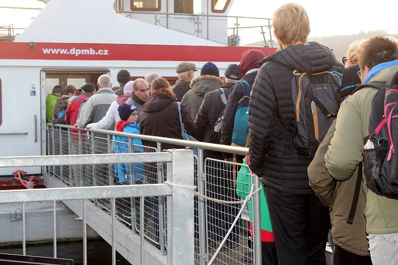 Na Brněnské přehradě ve čtvrtek skončila třiasedmdesátá plavební sezona. Lidé si užili poslední plavbu.