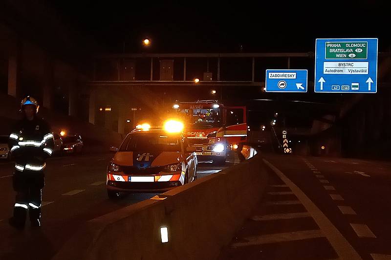 Jihomoravští hasiči využili uzavírku Královopolského tunelu v Brně v pátek večer k cvičnému zásahu při požáru auta v tunelu.