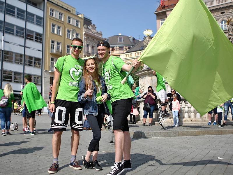 Tisíce studentů se zúčastnily majálesového průvodu z náměstí Svobody na brněnské výstaviště za doprovodu kapel.