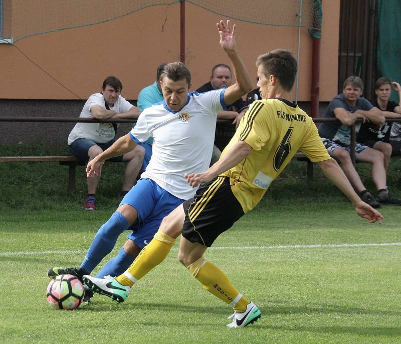 Tišnov (v bílých dresech) v neděli v předkole Mol Cupu porazil Rosice v přestřelce 5:4 po prodloužení.