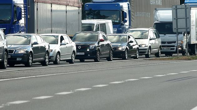 Na dálnici D1 havaroval kamion. Kvůli vyprošťování řidiči museli odklonem