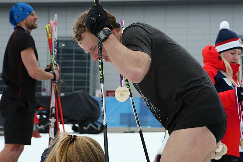 Desítky otužilých nadšenců se účastnily kryathlonu na Olympijském festivalu v Brně.