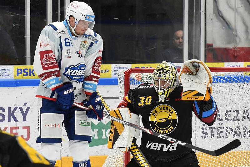 Brno 26.1.2020 - domácí HC Kometa Brno (Daniel Rákos) v bílém proti HC Litvínov (David Honzík)