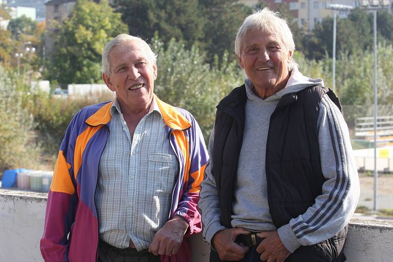 Hokejové legendy Josef Černý a Richard Farda na místě někdejšího slavného hokejového stadionu Za Lužánkami.