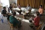 Workshop hry na africký buben djembe a basové bubny v brněnských Bohunicích.