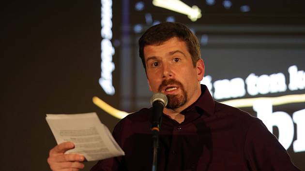 Pavel Tomeš je známý stand-up komik a reklamní textař. 