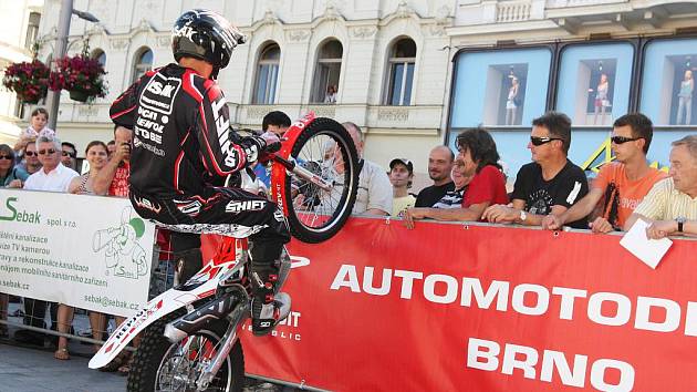 Motocykloví šampioni rozdávali autogramy na náměstí Svobody.