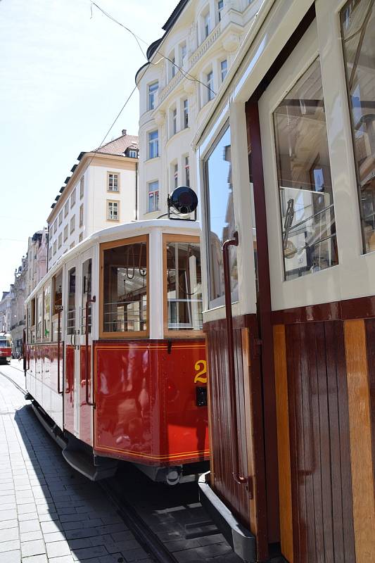 Centrum Brna se o víkendu vrátilo o sto let zpátky v čase. Konaly se zde totiž tradiční Dny dopravní nostalgie, které zpestřili se svými vozy také účastníci závodu historických vozidel 1000 mil československých.