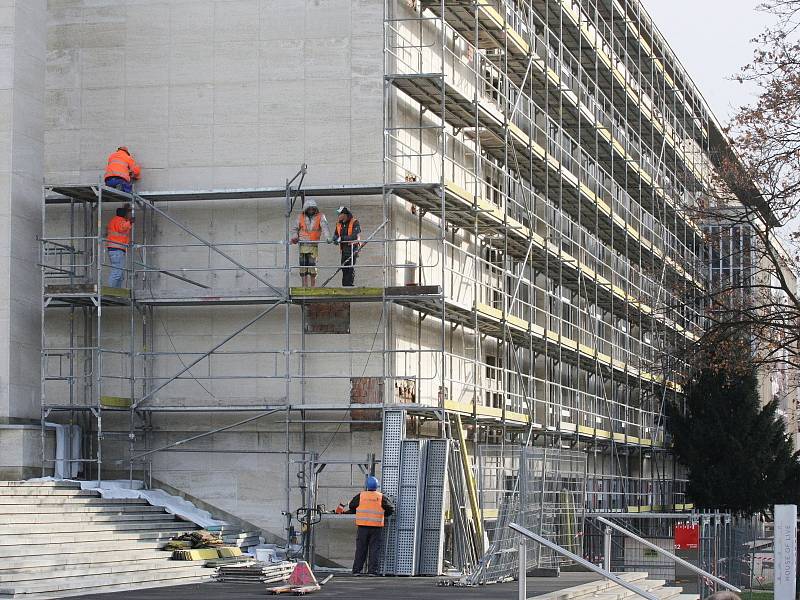 V roce 2015 se dělníci opravovali plášť budovy Janáčkova divadla v Brně.