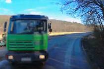 Od čelního střetu s protijedoucím kamionem chyběly u Tetčic na Brněnsku jen centimetry.
