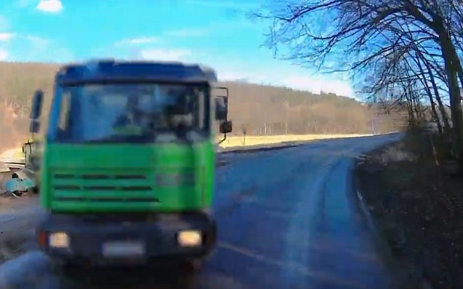 Od čelního střetu s protijedoucím kamionem chyběly u Tetčic na Brněnsku jen centimetry.