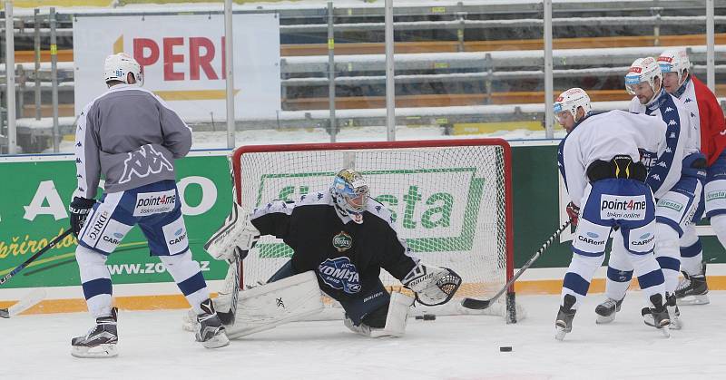 Hokejisté brněnské Komety se už připravují na druhý sportovní svátek na provizorním kluzišti za Lužánkami. V pátek se utkají pod širým nebem s pražskou Spartou. Na hřišti se objevil i útočník Petr Ton s celoobličejovým krytem.