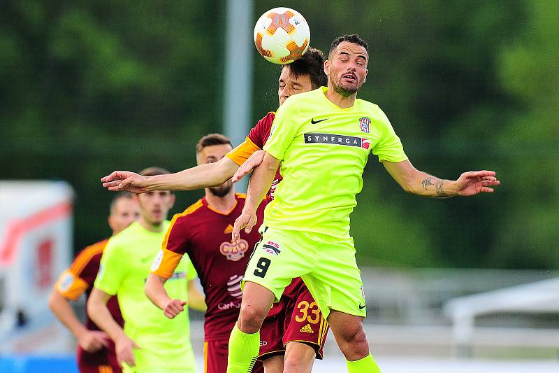 Fotbalové utkání HET ligy mezi celky FK Dukla Praha a FC Zbrojovka Brno 27. dubna v Praze. Ondřej Kušnír vs. Rafael Acosta.