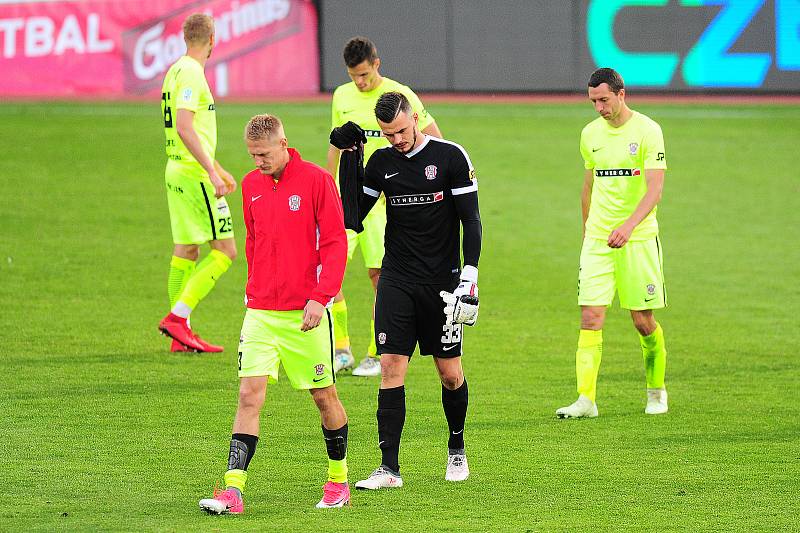 Fotbalové utkání HET ligy mezi celky FK Dukla Praha a FC Zbrojovka Brno 27. dubna v Praze. Smutek hráčů Brna. Zleva Michal Škoda, Pavel Halouska.