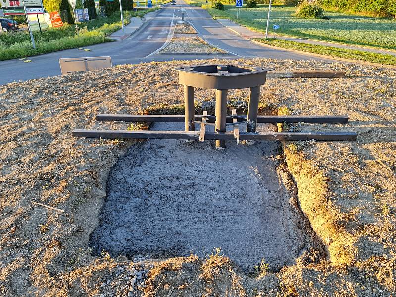 Zhruba do měsíce zkrášlí střed kruhového objezdu u Rakvic na Břeclavsku kovová plastika raka. Autorem vůbec největšího raka na světě je přibický kovář Pavel Valášek.