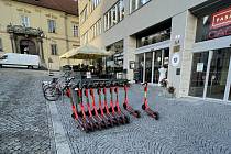 Kvůli špatnému parkování sdílených koloběžek padla v Brně vůbec první pokuta.