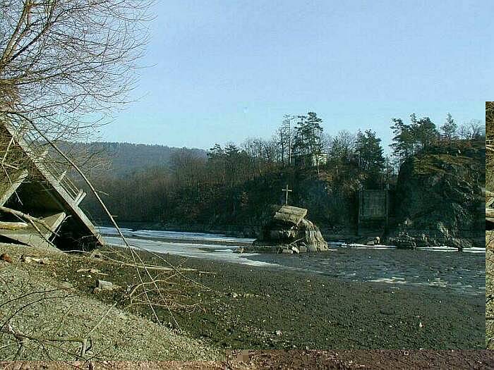Pohled z levého břehu na trosky starého mostu. Snímek je z roku 2001. 
