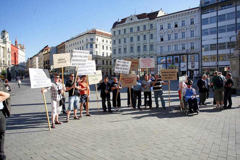 Vinaři z Kraví hory demonstrovali na Moravském náměstí v Brně.