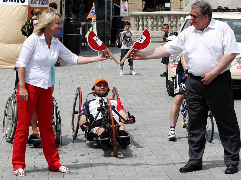 Osmadvacetiletý paraplegik Dušan Petřvalský na speciálně upraveném kole handbiku vyrazil ve čtvrtek na cestu z Brna do Prahy a z Prahy do Pelhřimova.