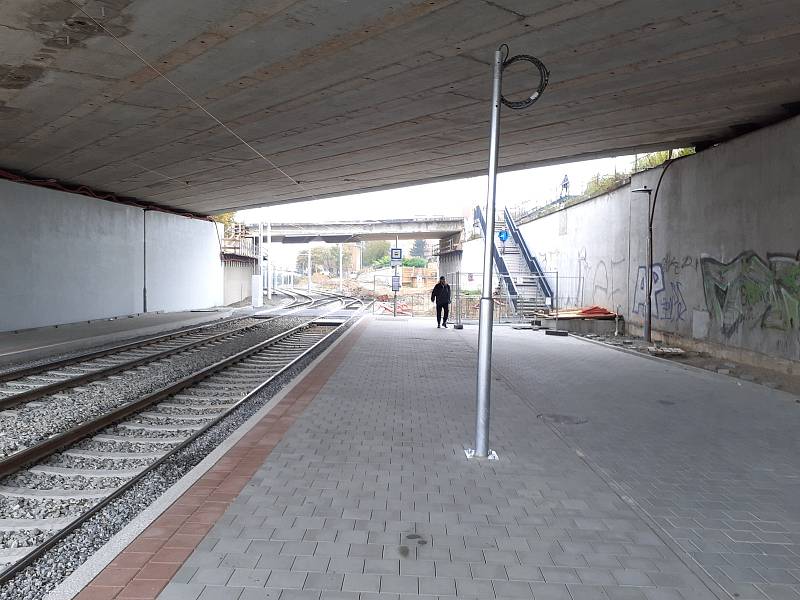 Přístřešek brněnské tramvajové zastávky Osová pod mostem zmizel.