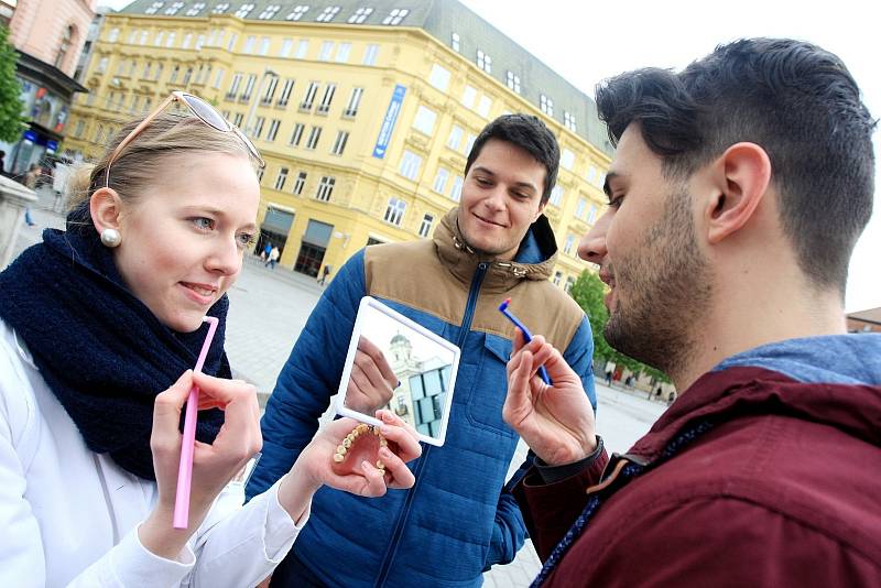 Techniku správného čištění zubů i tipy spjaté s dentální hygienou se mohli dozvědět lidé, kteří se účastnili akce Ve zdravém Brně zdravý chrup. Kampaň připravilo Sdružení studentů stomatologie, které na brněnském náměstí Svobody informovalo kolemjdoucí.