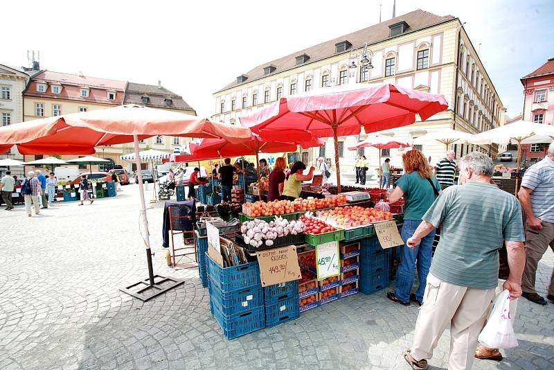 Situace na Zelném trhu není přehledná. Počet prodejců, kteří na náměstí své zboží nabízejí, se i podle zjištění Brněnského deníku Rovnost neustále liší, někdy výrazným způsobem.