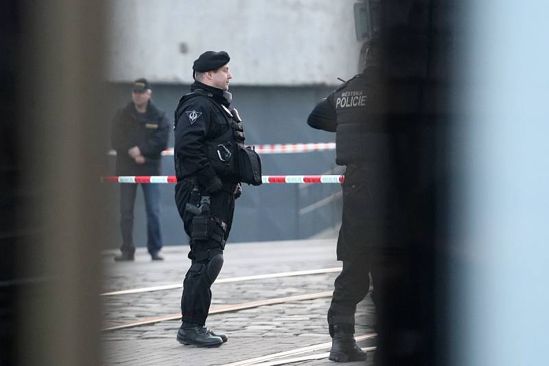 Policisté uzavřeli brněnské hlavní nádraží.