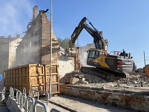 Těžké stroje v úterý pokračovaly v bourání bývalých drážních budov na brněnském dolním nádraží. Hotovo má být v polovině října.