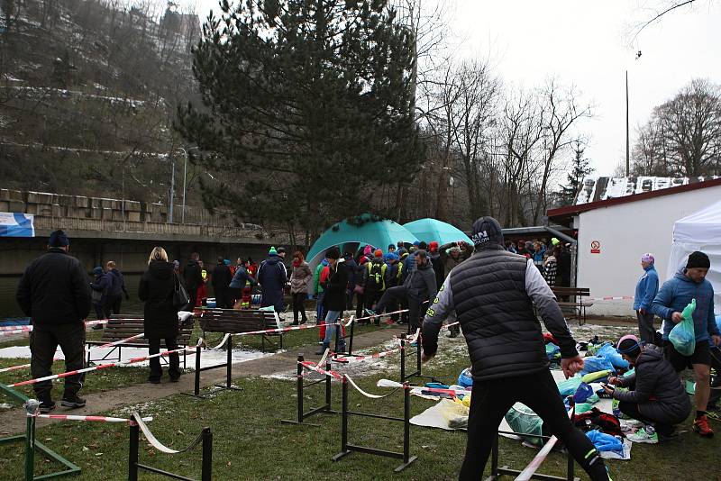 Desítky otužilých nadšenců se účastnily kryathlonu na Olympijském festivalu v Brně.