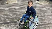 Letos v březnu oslavil Milan Řezáč z Brna čtvrté narozeniny. I přesto, že je na invalidním vozíku kvůli spinální svalové atrofii, tak se raduje ze života a miluje brněnskou hromadnou dopravu.