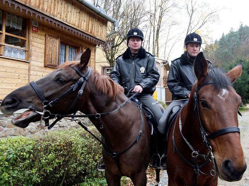 Policisté kontrolují chatové oblasti v Senoradech na Brněnsku.