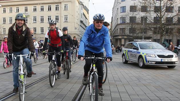 Téměř pět stovek mužů, žen a dětí v pátek vyrazilo z Moravského náměstí na první letošní cyklojízdu.