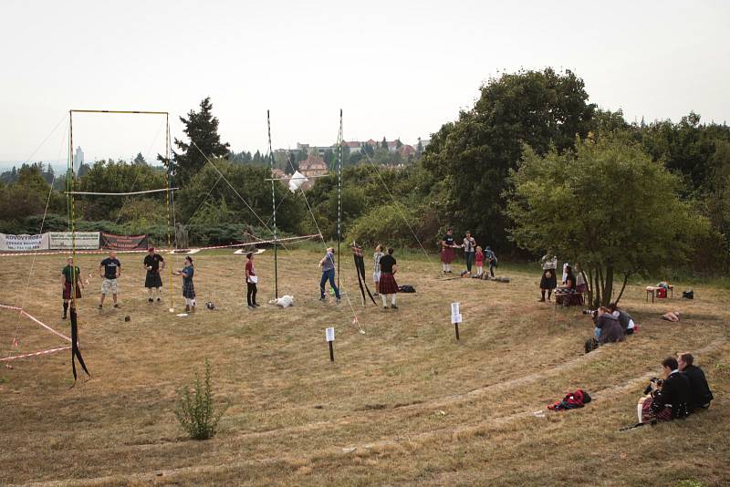 Highland games, tedy skotské hry, přilákaly na Kraví horu stovky návštěvníků. Odvážlivci si zkusili typické silové disciplíny.