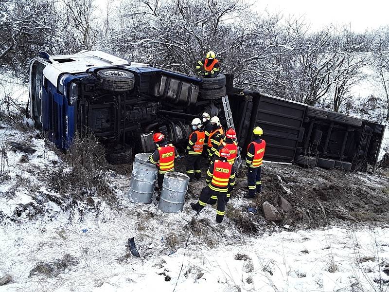 Na 173. kilometru D1 ve směru na Brno skončil v sobotu kamion mimo vozovku.