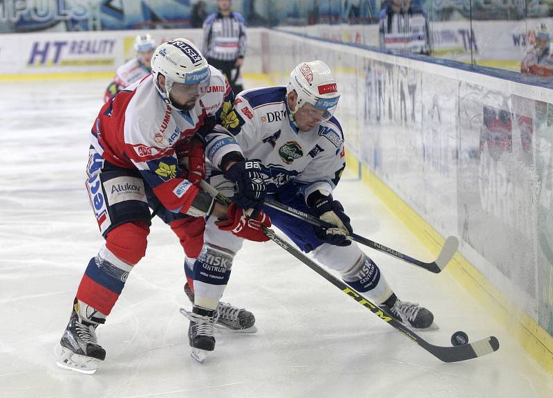 Hokejisté brněnské Komety (v bílém) porazili Pardubice jasně 6:1.