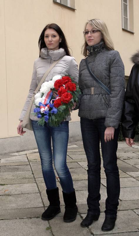 Položením květin před památník u brněnských Kounicových kolejí si připomněli pamětníci a studenti Univerzity obrany uzavření českých vysokých škol a začátek nacistické perzekuce v roce 1939. 