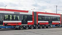 Nová obousměrná tramvaj Škoda 45T už dorazila do Brna.