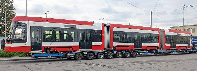 Nová obousměrná tramvaj Škoda 45T už dorazila do Brna.